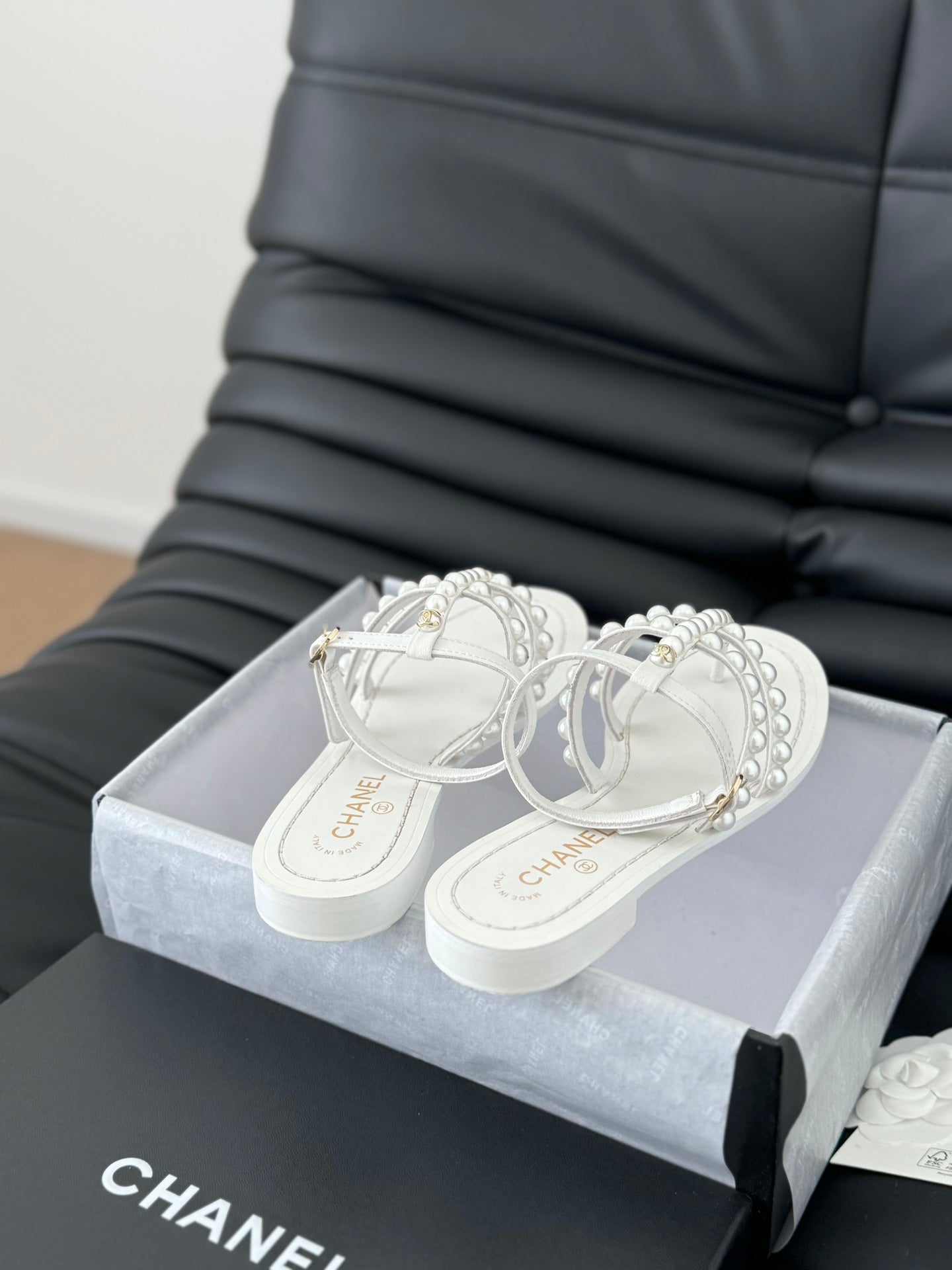 CHANEL MULE SLIPPERS WITH PEARL CHAIN IN WHITE LAMBSKIN